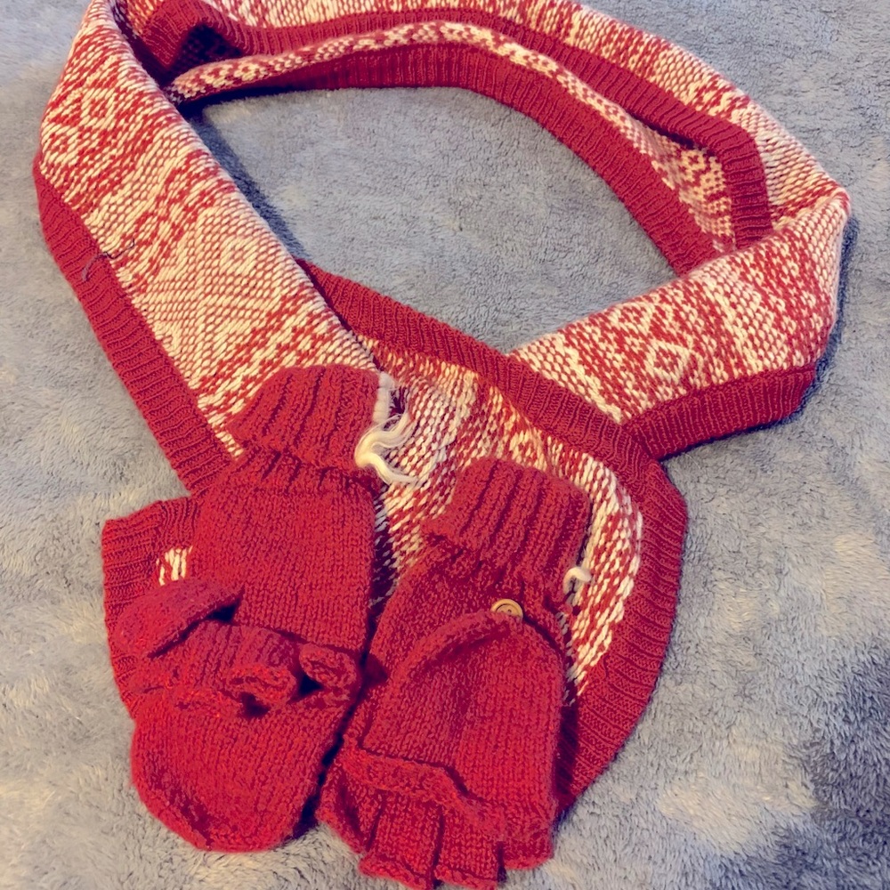 Scarf and matching bum gloves.